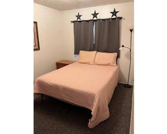 Comfy, Home-Away-From Home, 2 bedroom apartment. - Idaho Falls - Bedroom
