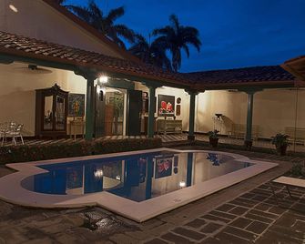 Hotel El Convento Leon Nicaragua - León - Piscina