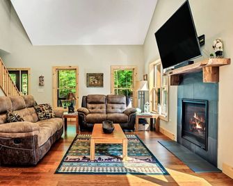 Secluded retreat. Great for families. Walk to Trout lake. High Speed Internet. - Diamond Point - Sala de estar