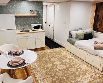 Cozy private studio, ensuite bath & free parking - Toronto