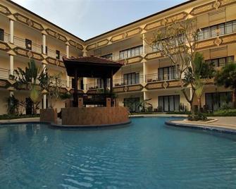 Yusro Hotel and Convention - Jombang - Piscina