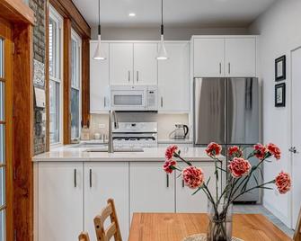 Perfect for Groups! Steps to the Beach and Room for All! Enjoy All Andersonville Has to Offer! by AllSet Turnover - Chicago