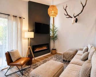 Spotless Gem! Game room, deck & fire-pit. Minutes to downtown Sleeps 10 - Price - Soggiorno