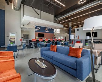 Vīb Hotel by Best Western Denver RiNo - Denver - Bar