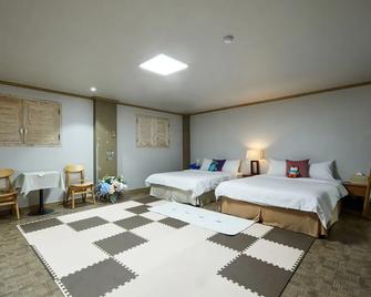 Buan Tree California Hotel - Buan - Habitación