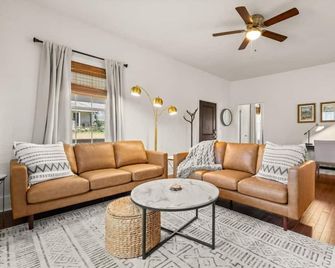 The Cotton Mill Cottage - charming 2 bedroom blocks from downtown Simpsonville - Simpsonville - Living room
