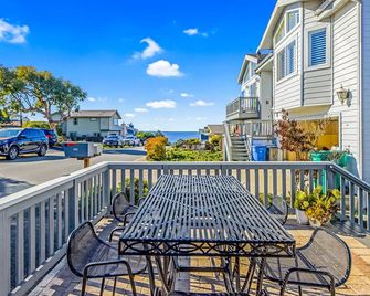 Elegant ocean-view home with firepit & W/D - walk to Moonstone Beach - Cambria - Balcón
