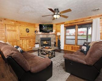 Grand Getaway Lodge - Pigeon Forge - Living room