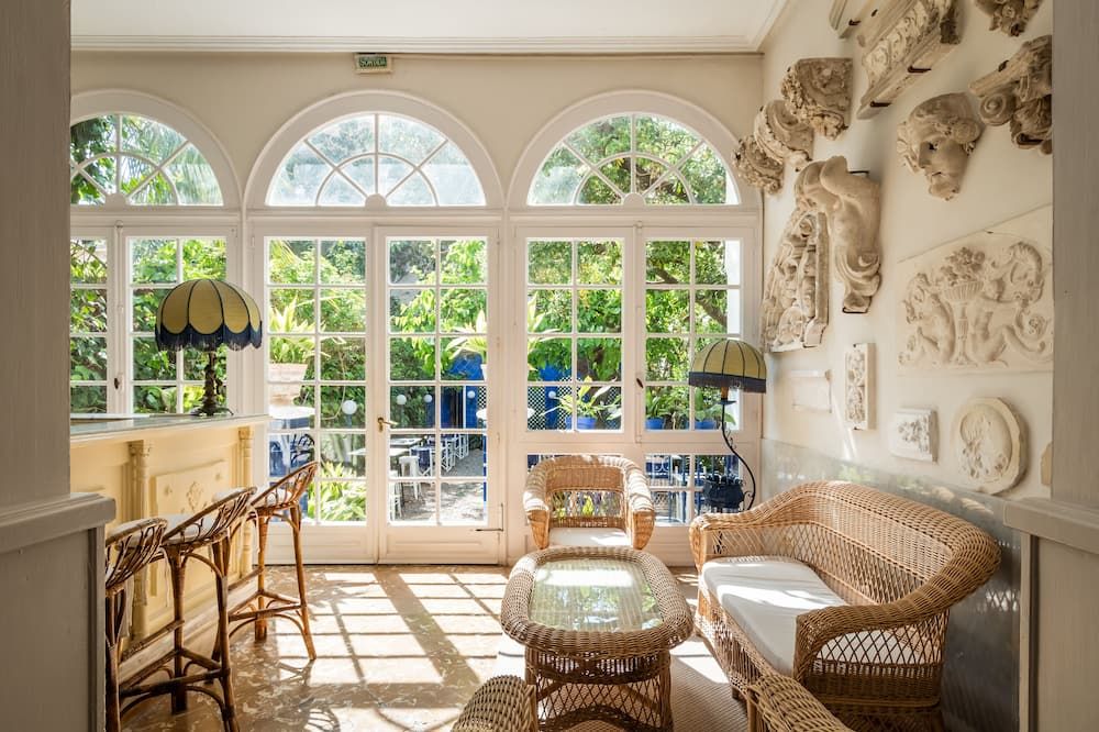 Hotel Medium Romantic - סיטגס - סלון