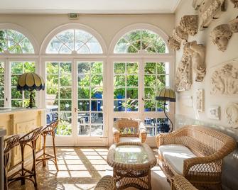 Hotel Medium Romantic - סיטגס - סלון