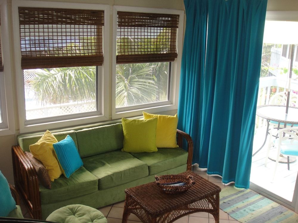 New Beachhouse Oceanfrt Property, 2 Bedrm, 3 Bath, Floating Straight Staircase - Frigate Bay - Living room