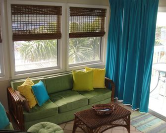 New Beachhouse Oceanfrt Property, 2 Bedrm, 3 Bath, Floating Straight Staircase - Frigate Bay - Living room