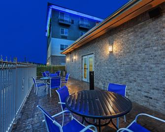 Holiday Inn Express Hotel and Suites Jenks, an IHG Hotel - Jenks - Patio