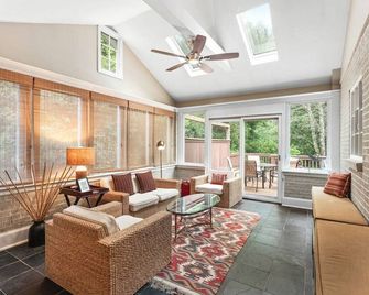 6 Bedroom Family Home Near Emory & Cdc - אטלנטה - סלון