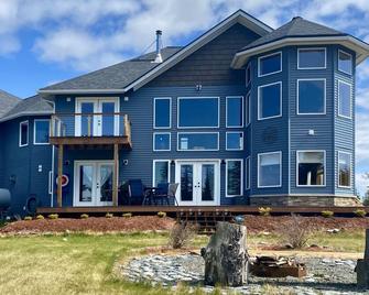 Gorgeous large 2-bdrm w'mtn views, lg yard, fire pit in delightful Anchor Point - Anchor Point - Building