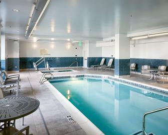 Hampton Inn & Suites by Hilton Seattle/Northgate - Seattle - Basen