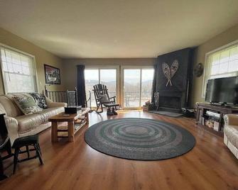 Close to skiing and hiking, walk to main street - Tannersville - Living room