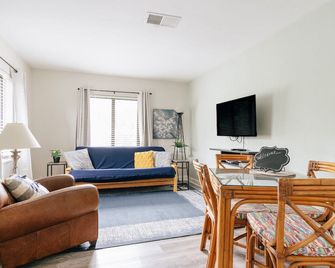 Only Two Blocks to Sand! 1st Floor Beach Hacienda - Pompano Beach - Living room