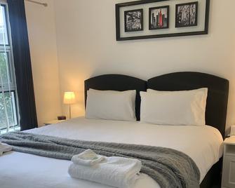 Flexible bedding, 10 min walk to the city, ground floor - Braddon - Bedroom