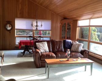 A country setting with scenic water view. - Tiverton - Living room