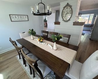 Riverfront Oasis with Fun + Relaxation for All, McHenry - McHenry - Jídelna