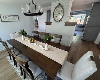 Riverfront Oasis with Fun + Relaxation for All, McHenry - McHenry - Jídelna