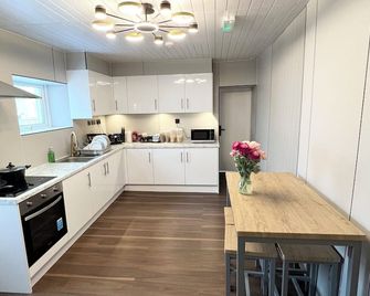 OYO Welsh Holiday Accommodation - Modern Stay - Pembroke Dock - Keuken