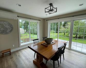 Romantic Cozy Cabin Walk to lake Hot tub Bikes Kayaks Grill - Onalaska - Restaurant