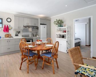 Steenbok House - Hermanus - Dining room