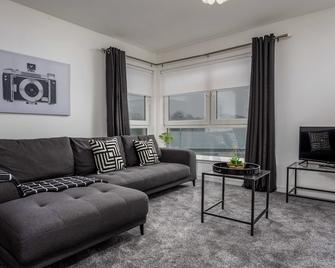 Walker Suite No73 - Donnini Apartments - Kilmarnock - Living room