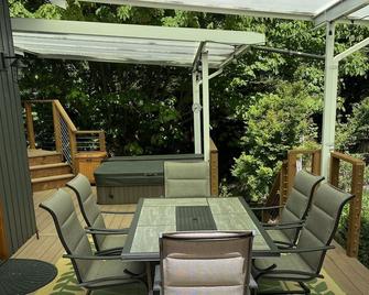 Modern studio with hot tub and patio access - Poulsbo - Patio