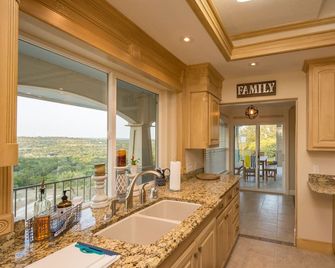 Gorgeous 4900 square foot pool & spa home minutes from Lake Travis and winery - Marble Falls - Kuchyň