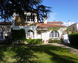 Une Jolie Chambre Dans un Ancien Domaine Viticole - Mosnac - Edificio