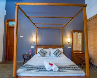 Family Sized Whole Villa with Pool - Galle - Bedroom