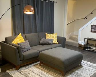 Game-Day Getaway! Modern Home near Downtown, Schools and Stadiums - Centralia - Living room