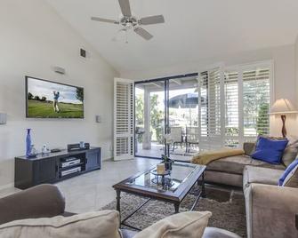Private Country Club Condo on awesome golf course! - Palm Desert - Living room