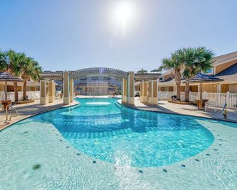 Pet-Friendly Beach Escape | Pool Access & Walk to Beach - Corpus Christi - Pool