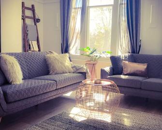 Charles 164a Central City - לאונססטון - סלון