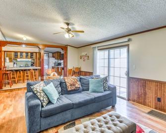 Georgetown Home with Deck about 13 Mi to Black River! - Georgetown - Living room