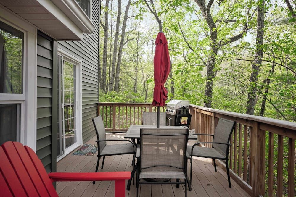 Forest cabin w/ spacious deck