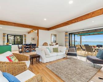 Taste Of Paradise with WiFi!- Mangawhai Heads Home - Mangawhai - Sala de estar