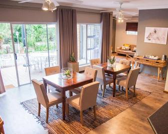 Feather Nest Guest House - Oudtshoorn - Їдальня