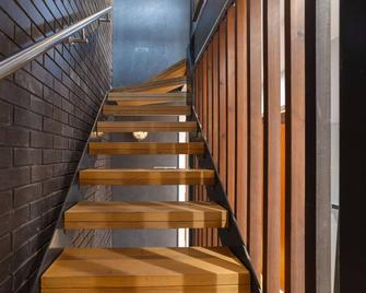 Walk to Canal St. | 4BR Townhome w/ Roof Top - Manchester - Escalier