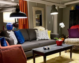 Old World Charm Basement Level Flat in upscale Cherry Creek - Denver