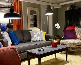 Old World Charm Basement Level Flat in upscale Cherry Creek - دنفر (كولورادو)