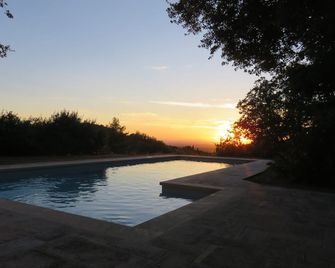 Comfortable small stone 18th Century cabin, private pool, exceptional site - Mormoiron - Pool