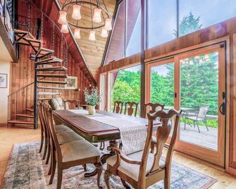 Enchanting Bavarian Cabin Retreat Pet-Fr - Poulsbo - Dining room