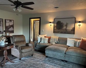 Cozy, comfortable home in a quiet neighborhood! - Clarendon - Sala de estar