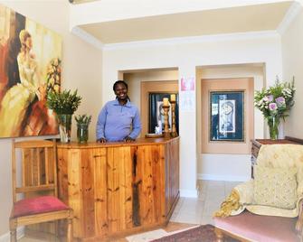 Florentia Guest House - Bloemfontein - Front desk