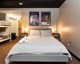 2 units in 1! Silver Screen Getaway - Downtown Dsm - Des Moines - Bedroom